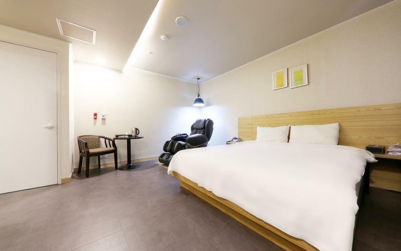 A7 Hotel Σουγόν Εξωτερικό φωτογραφία