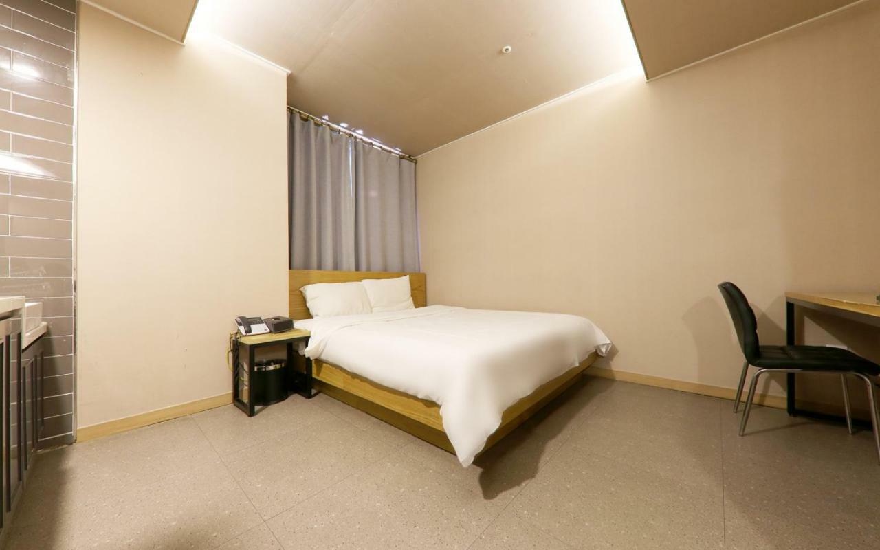 A7 Hotel Σουγόν Εξωτερικό φωτογραφία