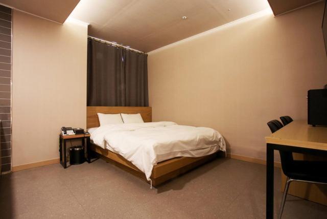 A7 Hotel Σουγόν Εξωτερικό φωτογραφία
