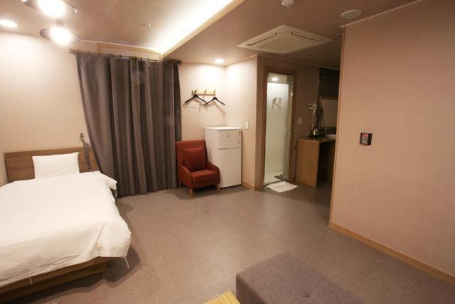 A7 Hotel Σουγόν Εξωτερικό φωτογραφία